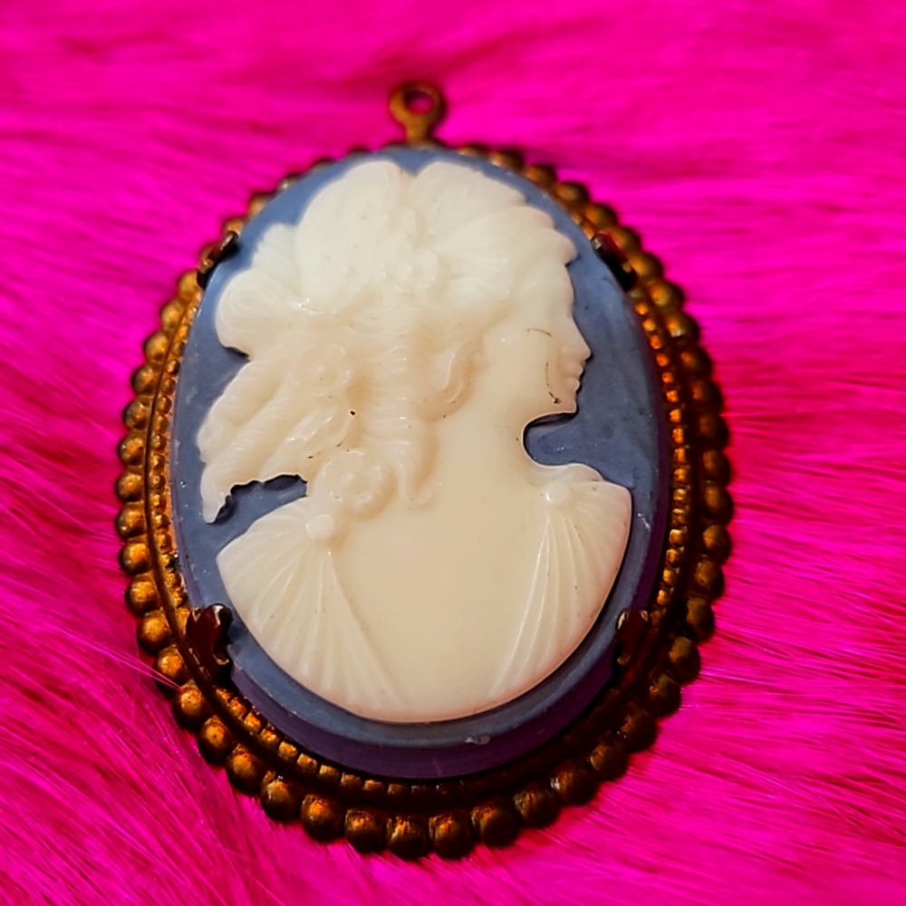 WHITE CAMEO ON WEDGEWOOD BLUE CAMEO PENDANT BROOCH NECKLACE